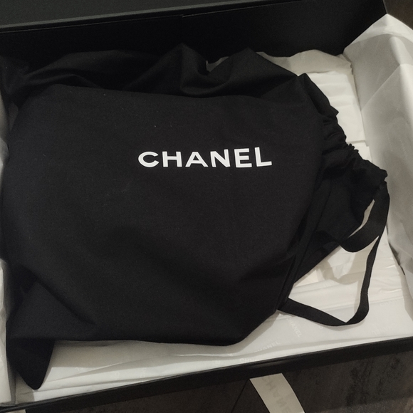 Brand new. Never used, Chanel Mini Flap square with gold ball. Pearl crush. - Picture 9 of 12